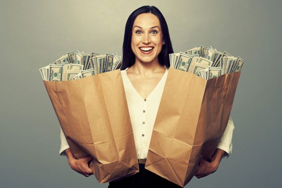 Dinero-tarjetas de crédito-mujeres